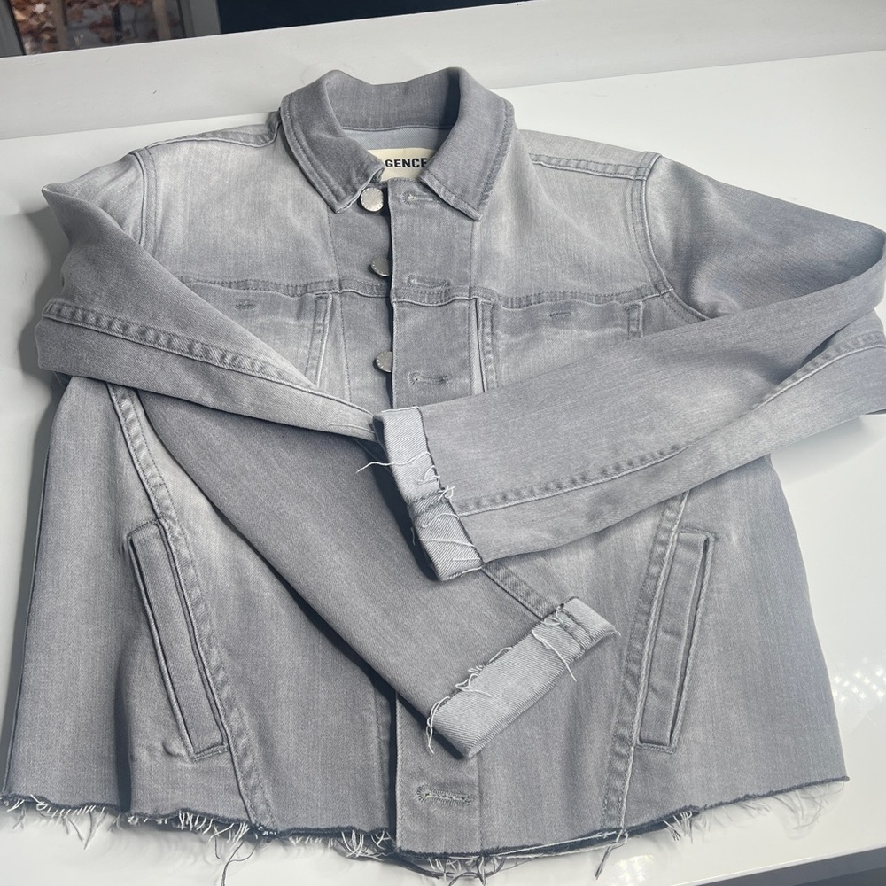 L'agence Sz S (4-6) Janelle Raw Hem Slim Denim Trucker Jacket In Washed Gray